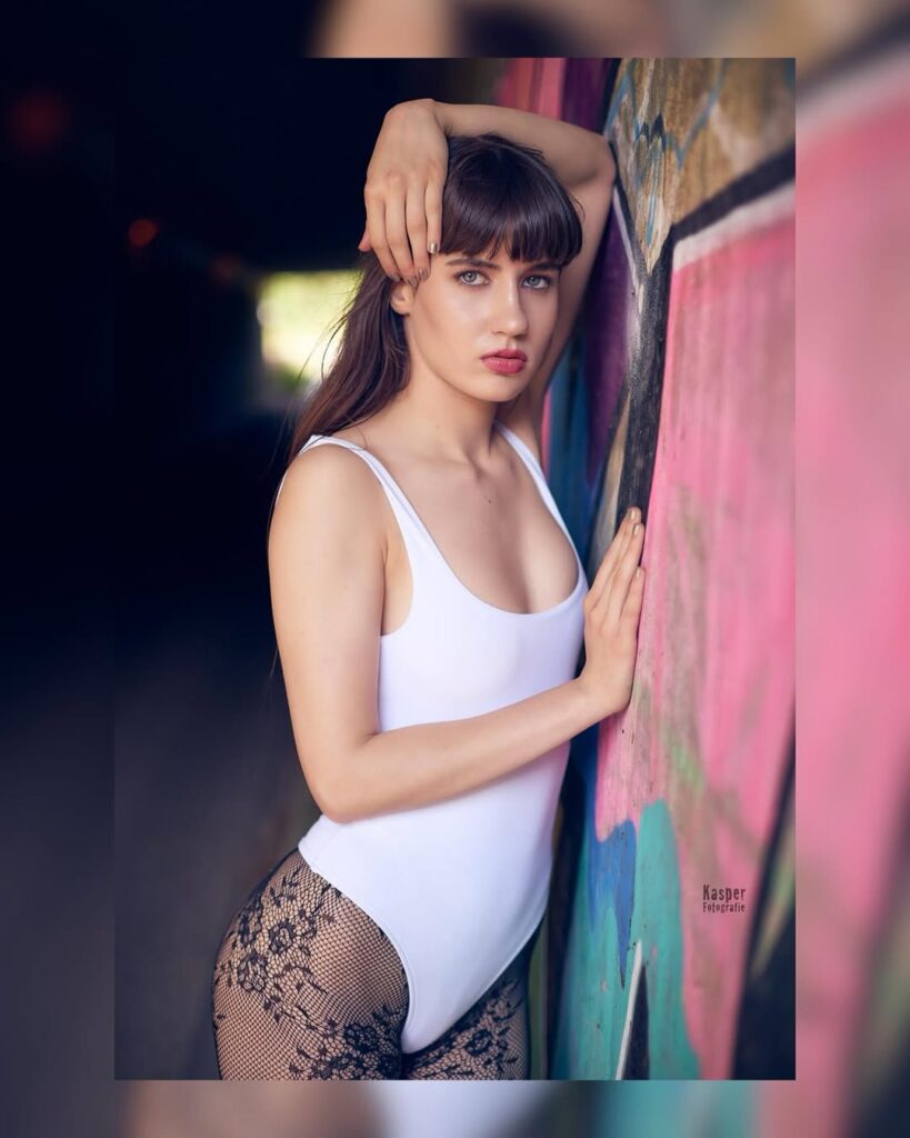 her beauty can be the light at the end of the tunnel. @mellia.s official #kasperfotografie #mode